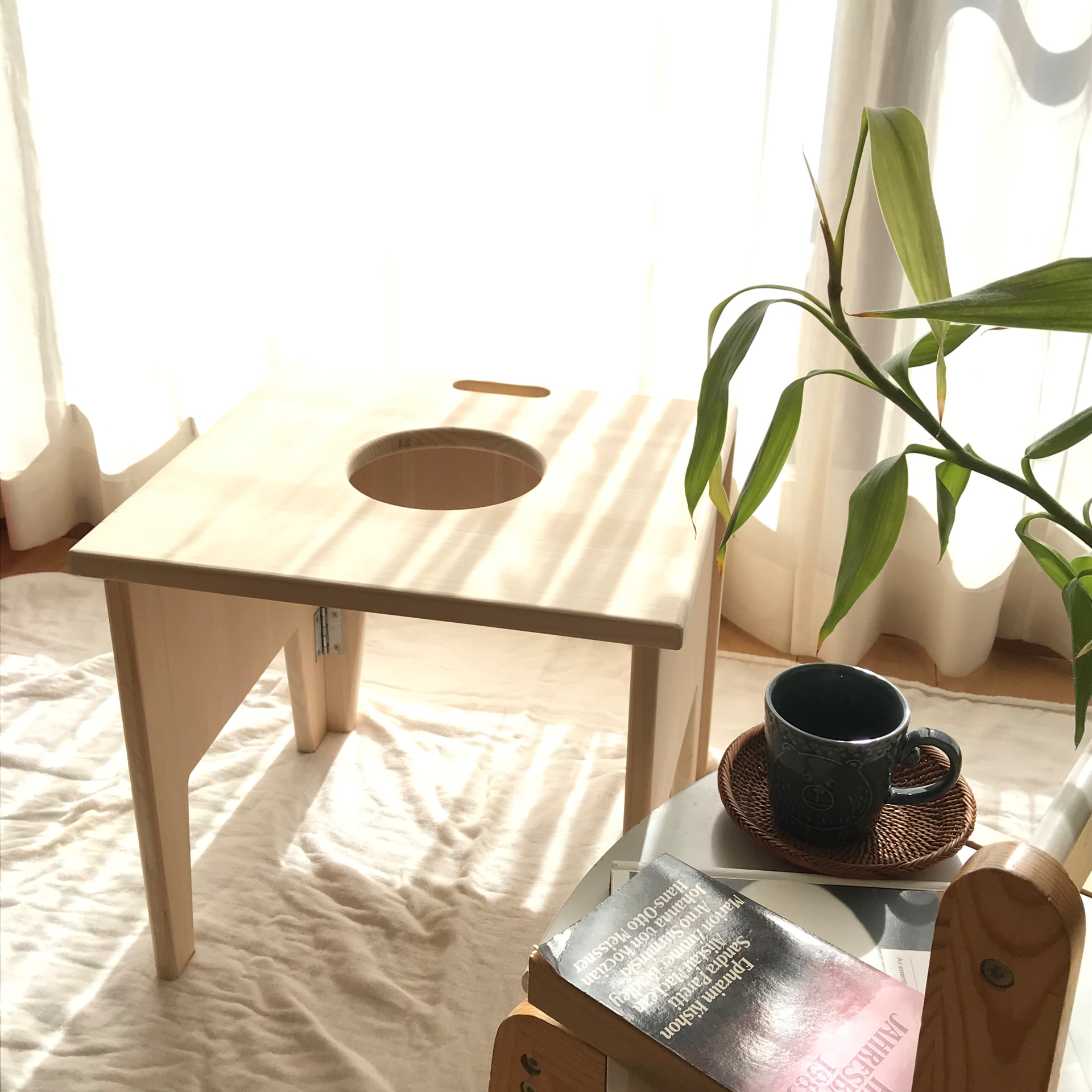 朝日の入る部屋に置かれた檜のよもぎ蒸し椅子