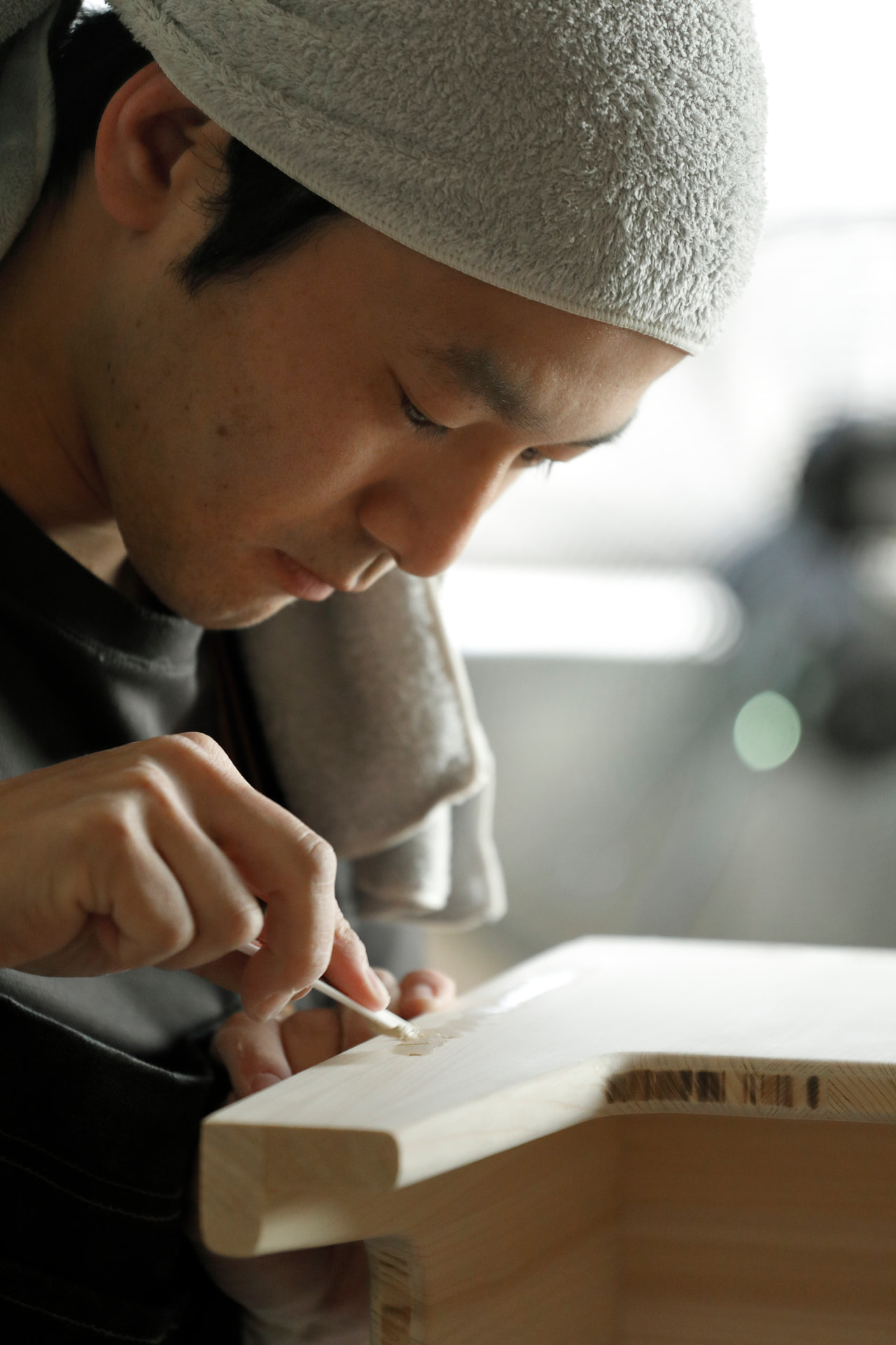 檜の椅子を仕上げる職人の手仕事